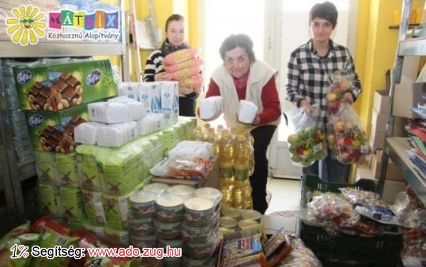 Készítik az élelmiszercsomagokat az Önkéntesek